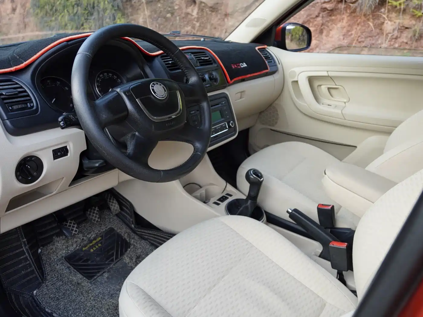 Škoda Fabia 2012 1.4L Manual Crystal Edition фото 7
