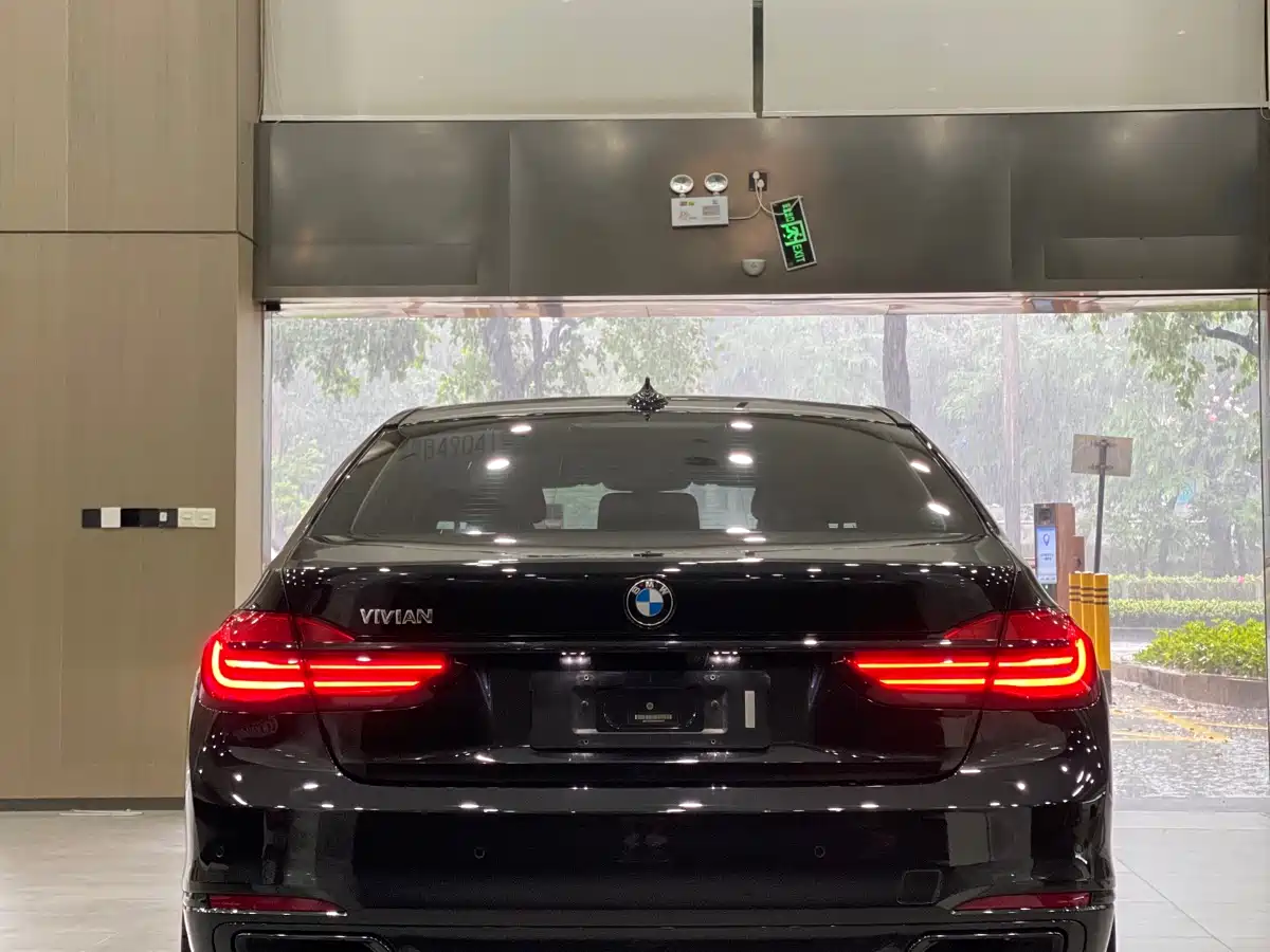 BMW 7 Series 2017 730Li Leading Edition фото 16