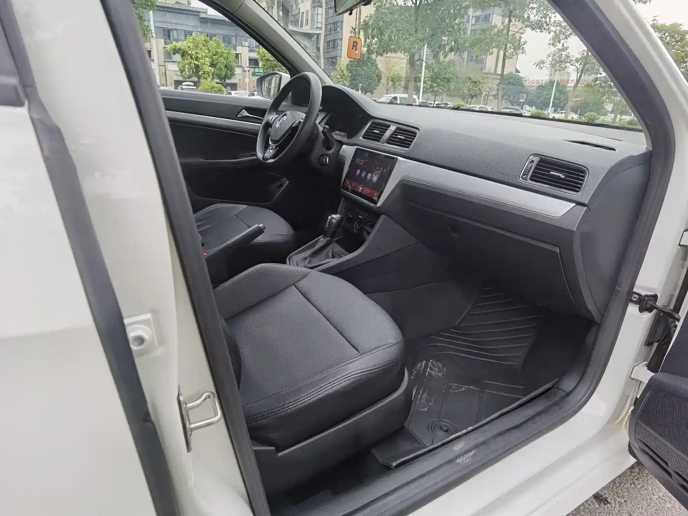 Volkswagen Lavida 2017 1.6L Automatic Comfort Edition фото 10