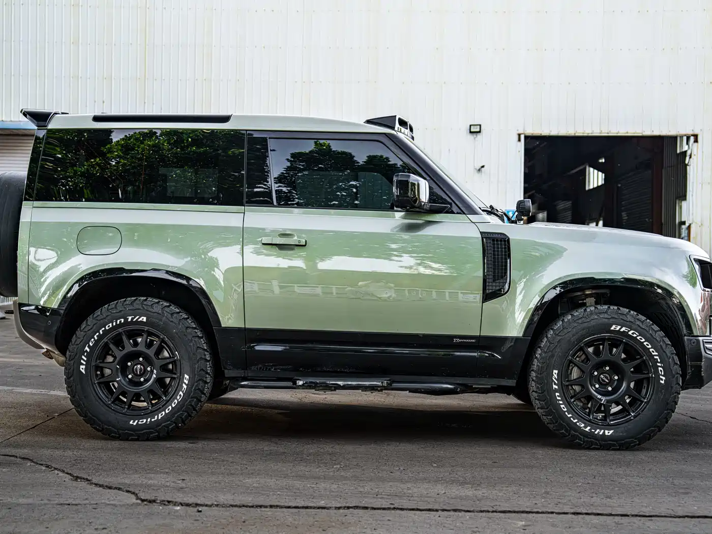 Land Rover Defender 2021 90 P400 Classic Replica Edition фото 7