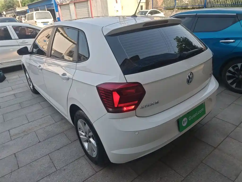 VOLKSWAGEN POLO