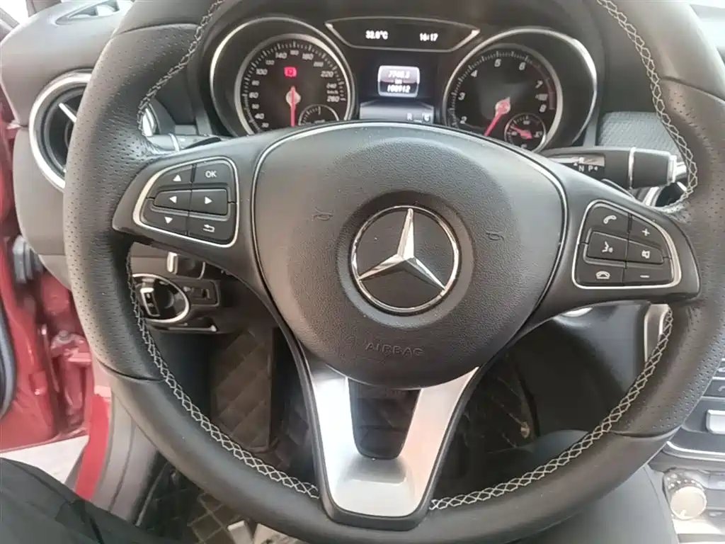 Mercedes-Benz GLA 2018 GLA 200 Dynamic фото 11