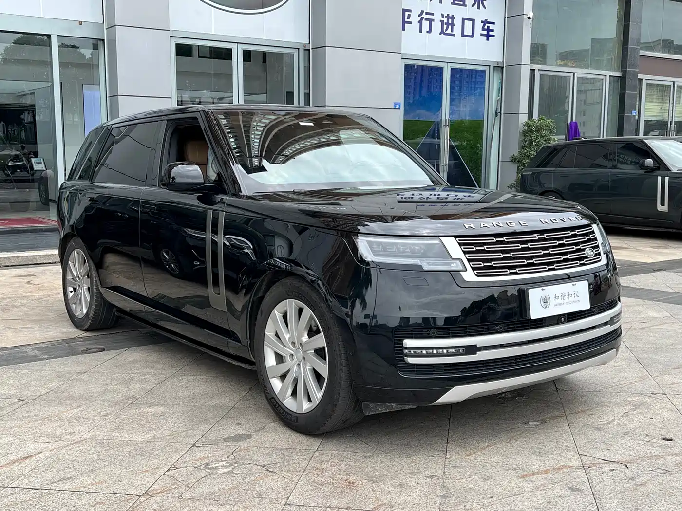 Land Rover Range Rover 2023 3.0 L6 400PS Golden Age 7-Seater Long Wheelbase фото 3