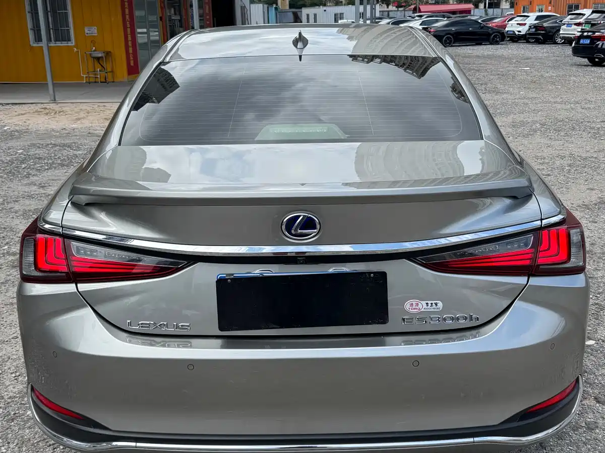 Lexus ES 2022 300h Ultimate Edition фото 2