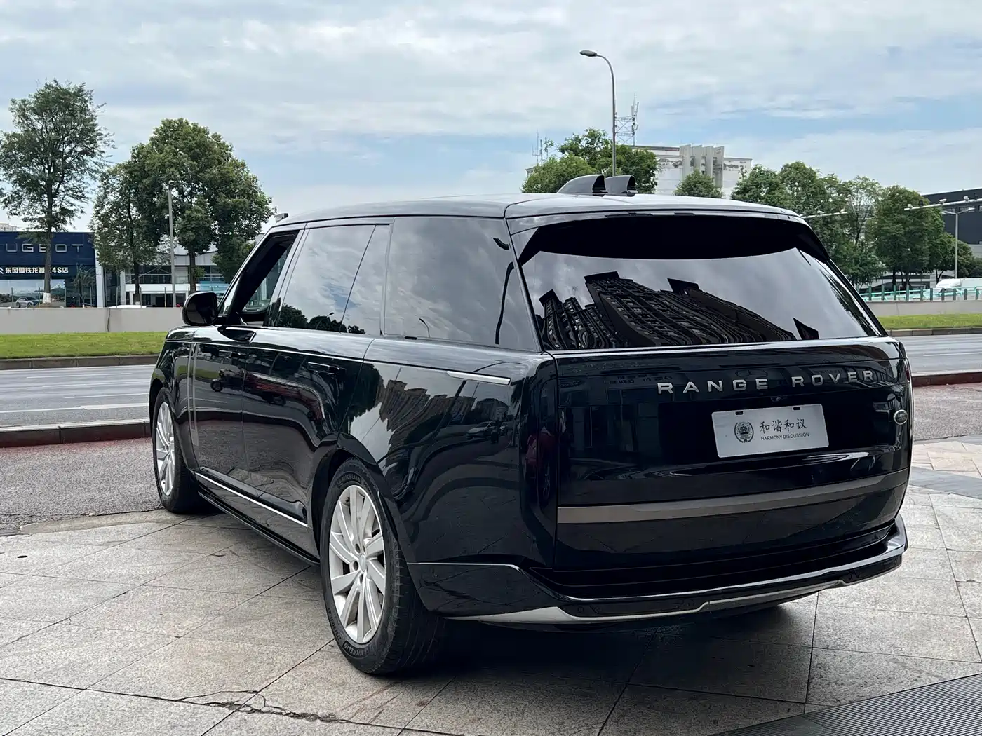 Land Rover Range Rover 2023 3.0 L6 400PS Golden Age 7-Seater Long Wheelbase фото 14