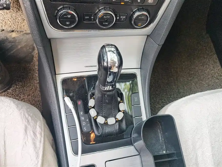 Volkswagen Passat 2015 1.8TSI DSG Honor Edition фото 16