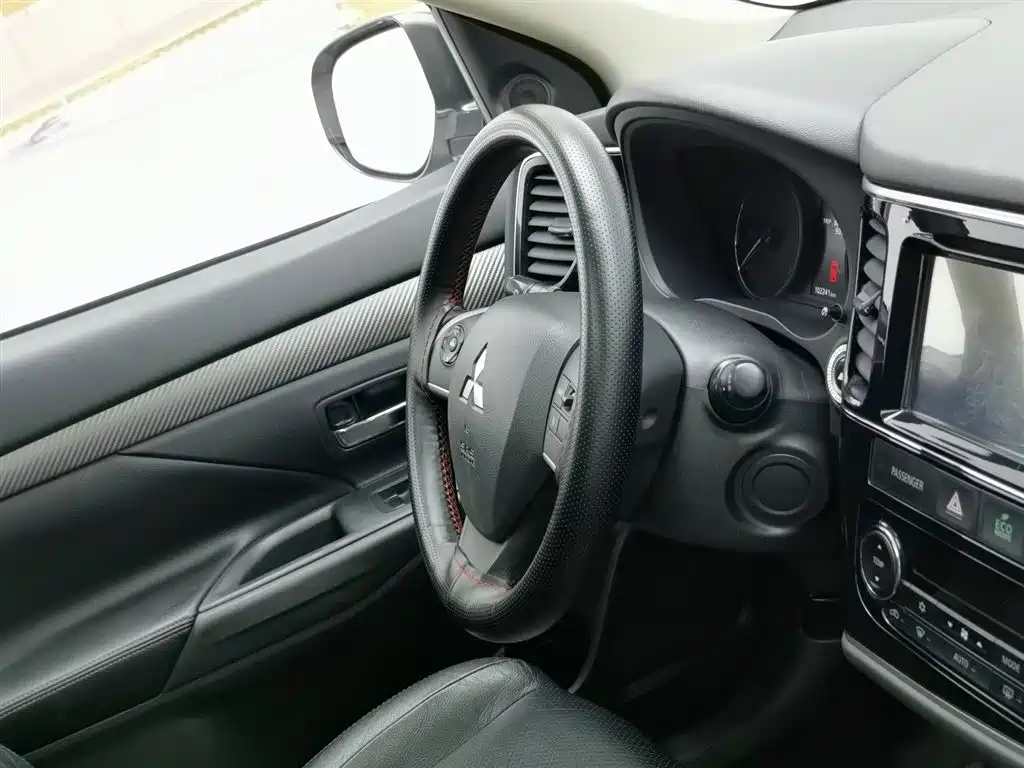 Mitsubishi Outlander (Import) 2014 2.4L 4WD Luxury Value Edition 5-seater фото 22