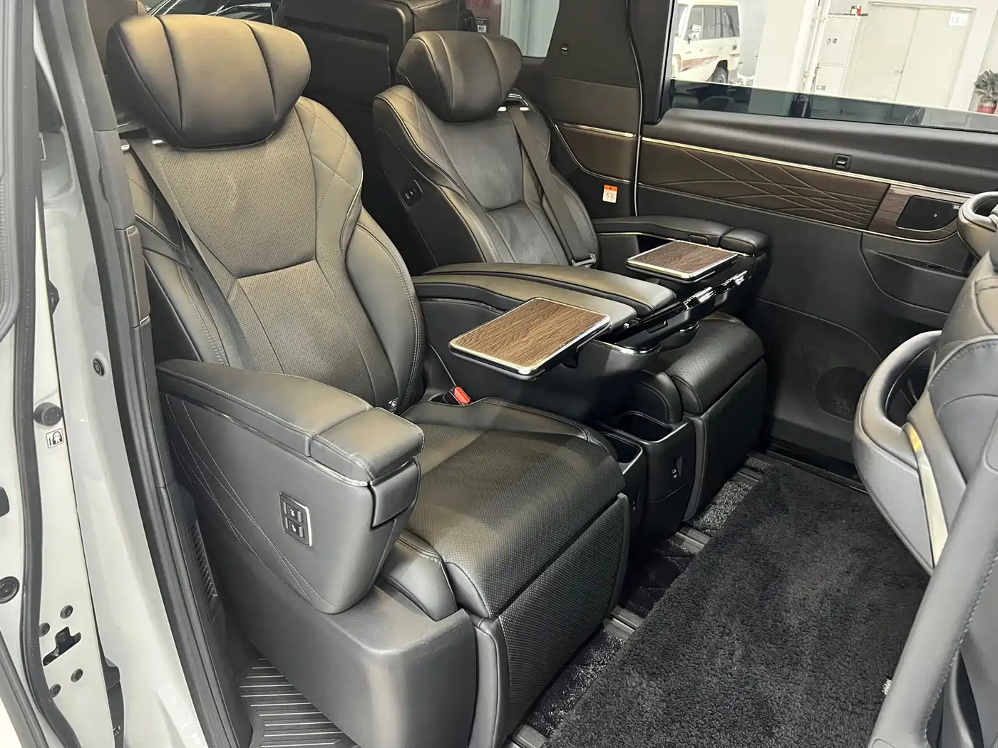 Toyota Vellfire 2024 Crown Hybrid 2.5L Executive Premium Edition фото 15