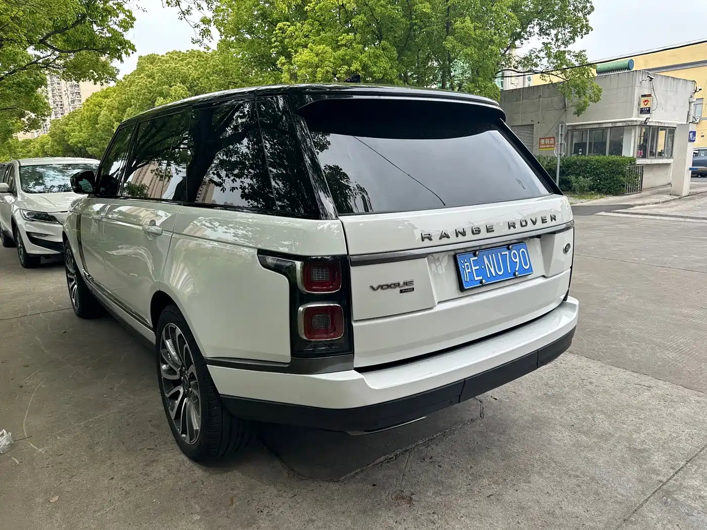 Land Rover Range Rover 2021 3.0 L6 Heritage Extended Classic Edition фото 4