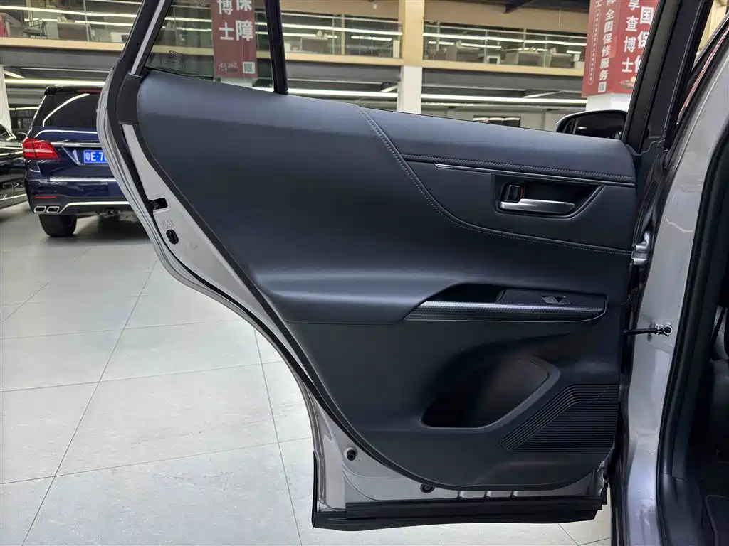 Toyota Venza 2022 Dual Engine 2.5L CVT 2WD Premium фото 13