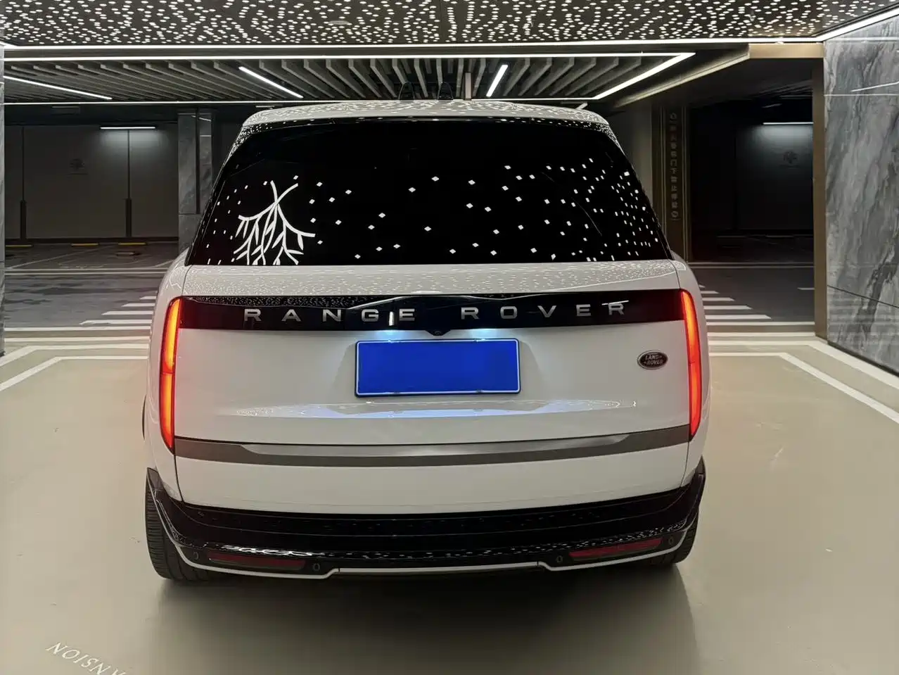 Land Rover Range Rover 2023 3.0 L6 360PS Golden Age Edition фото 5