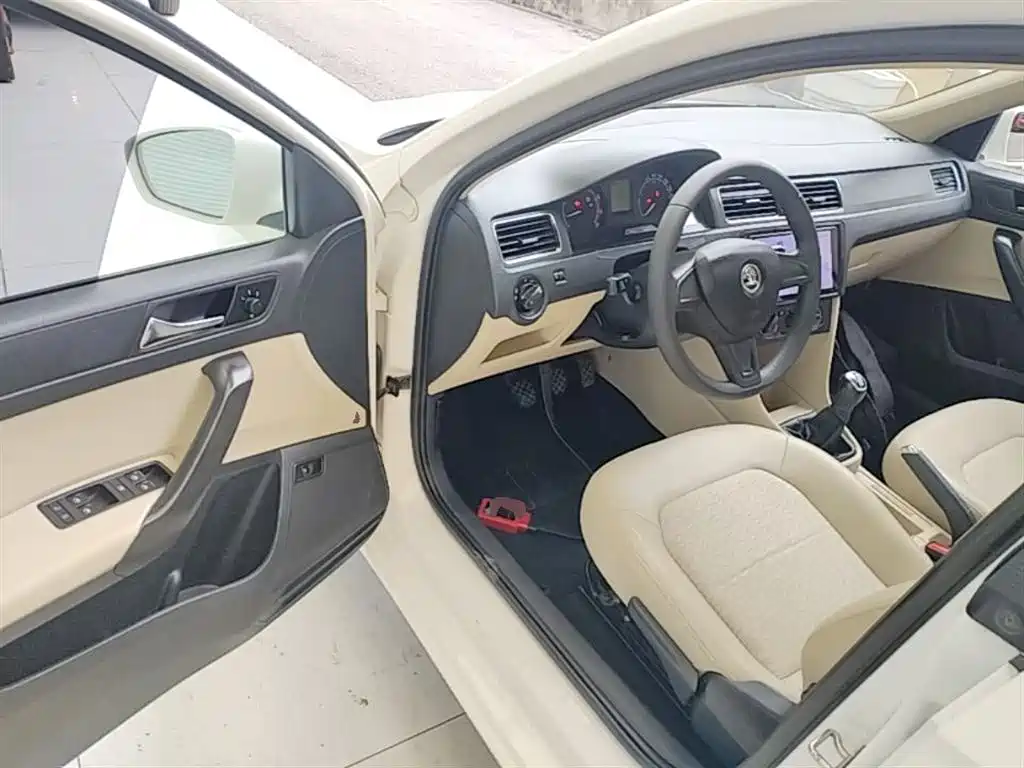 Škoda Rapid 2015 1.6L Manual Smart Selection фото 16