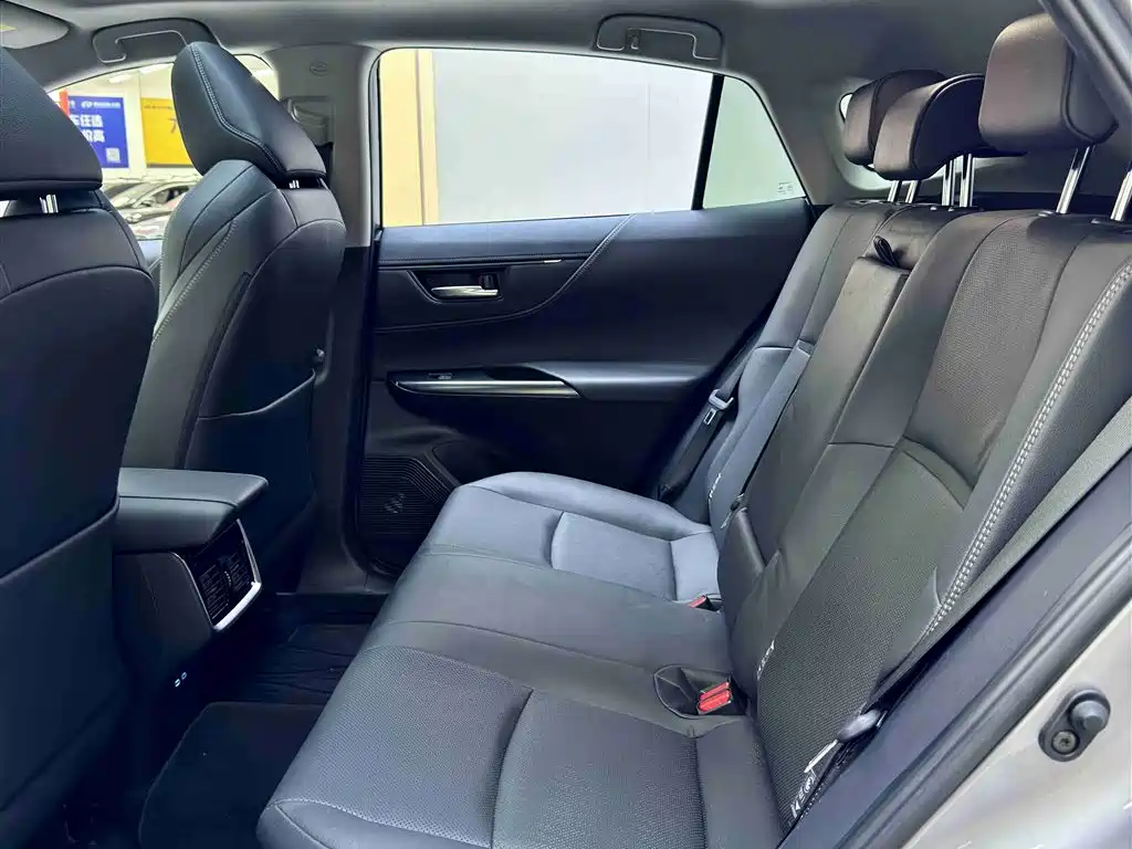 Toyota Venza 2022 Dual Engine 2.5L CVT 2WD Premium фото 6