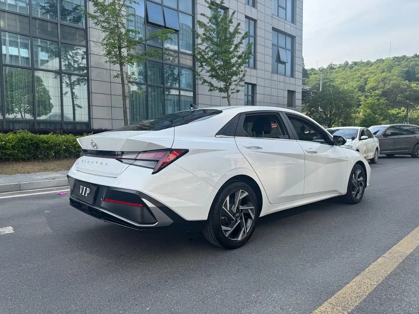 Hyundai Elantra 2023 Model 1.5L CVT LUX Premium Edition фото 5