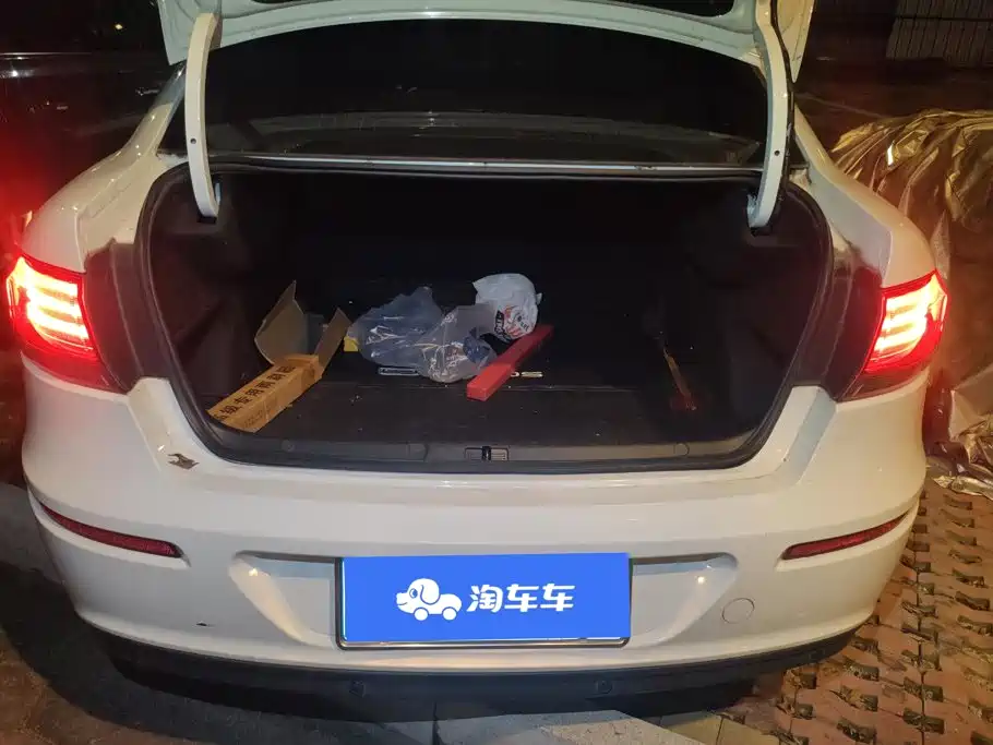 Qoros 3 2016 2016 Sedan 1.6L Manual Zhixiang