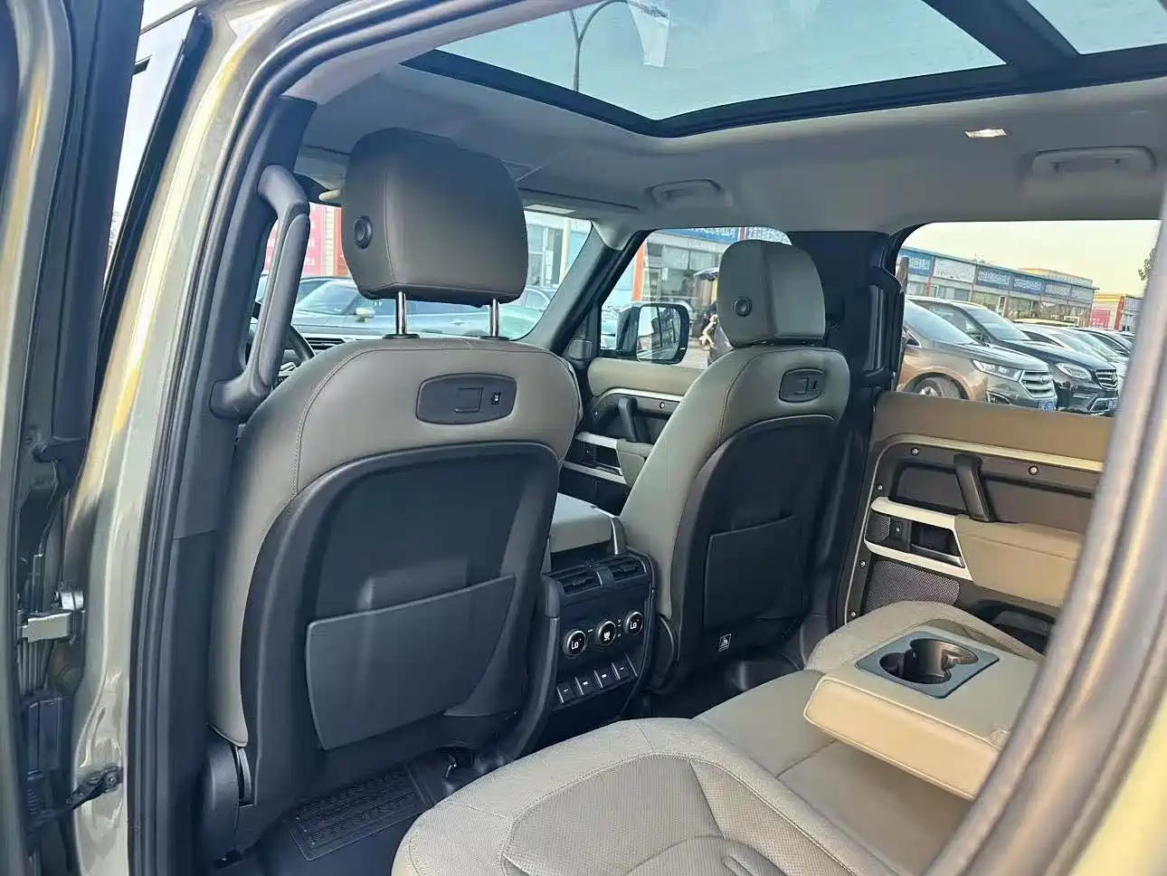 Land Rover Defender 2020 Model 110 P400 SE фото 8