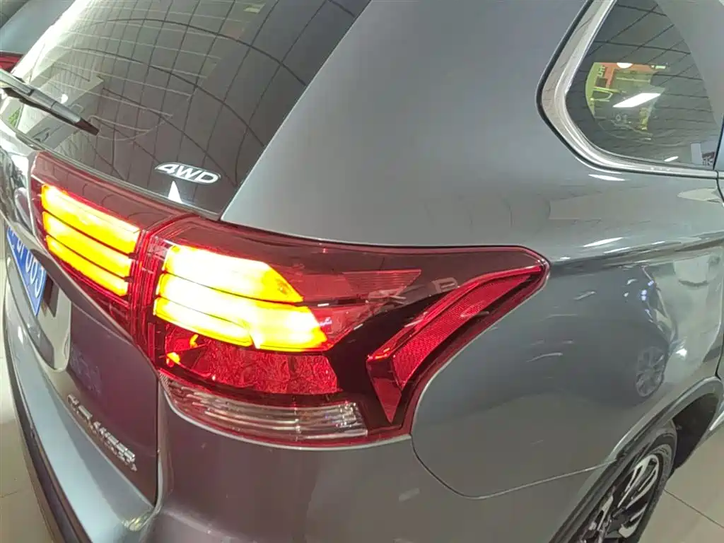 MITSUBISHI OUTLANDER