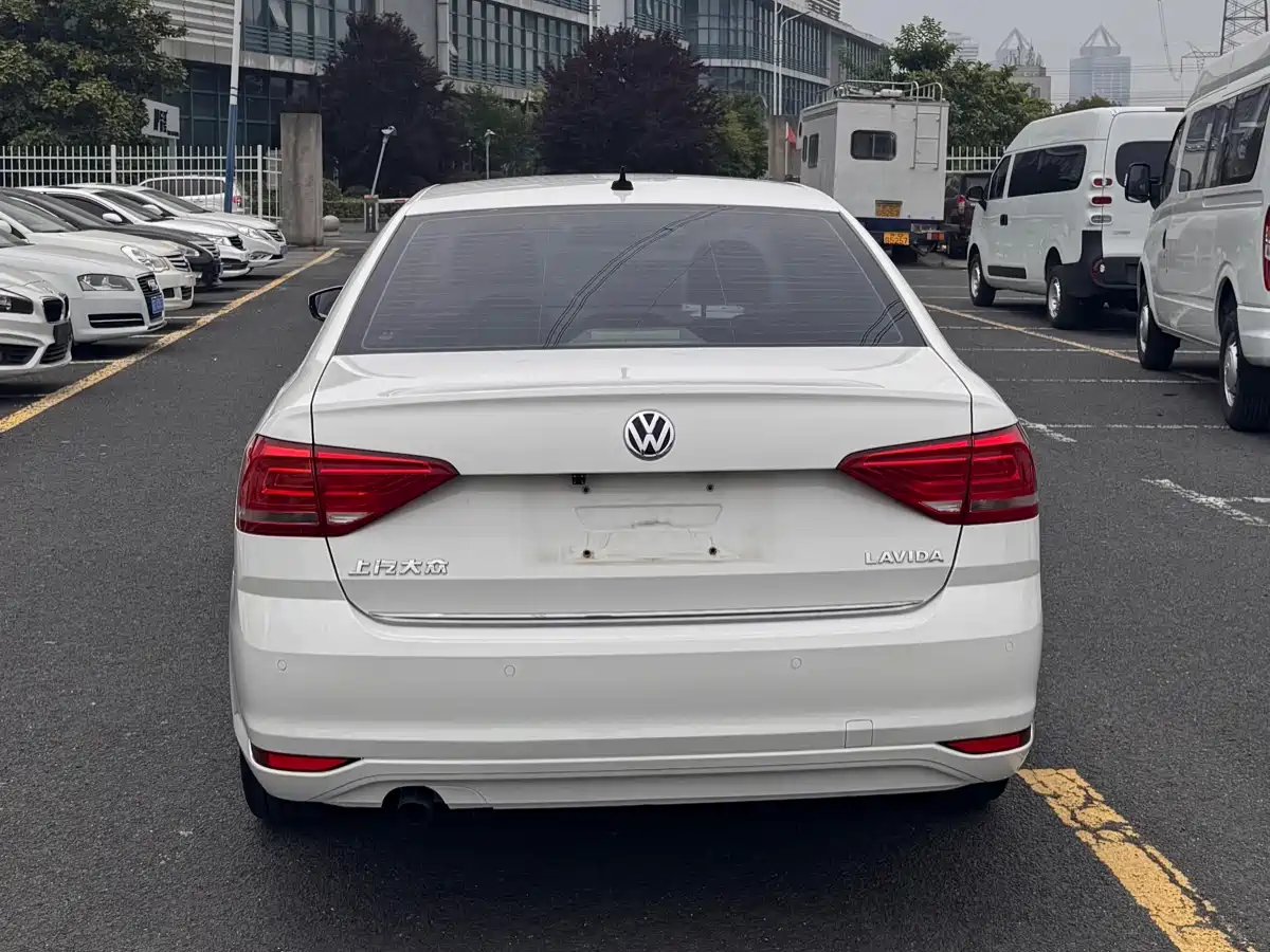 Volkswagen Lavida 2015 1.6L Automatic Comfort Edition фото 5