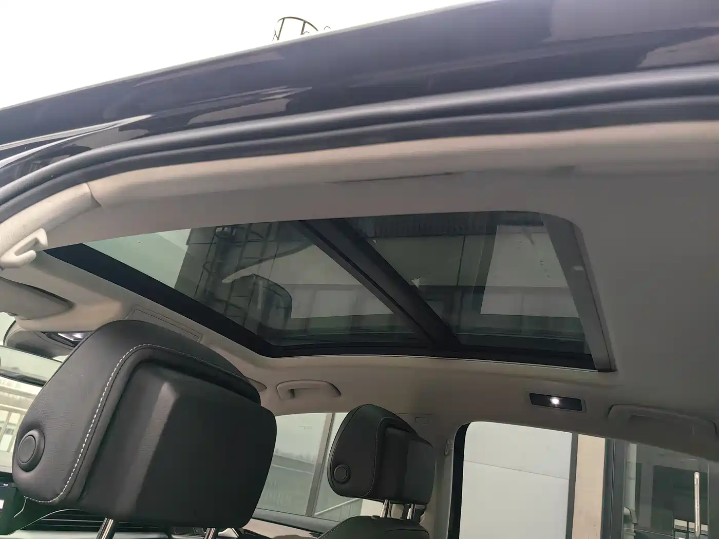Volkswagen Passat 2022 330TSI Starlight Luxury Edition фото 12