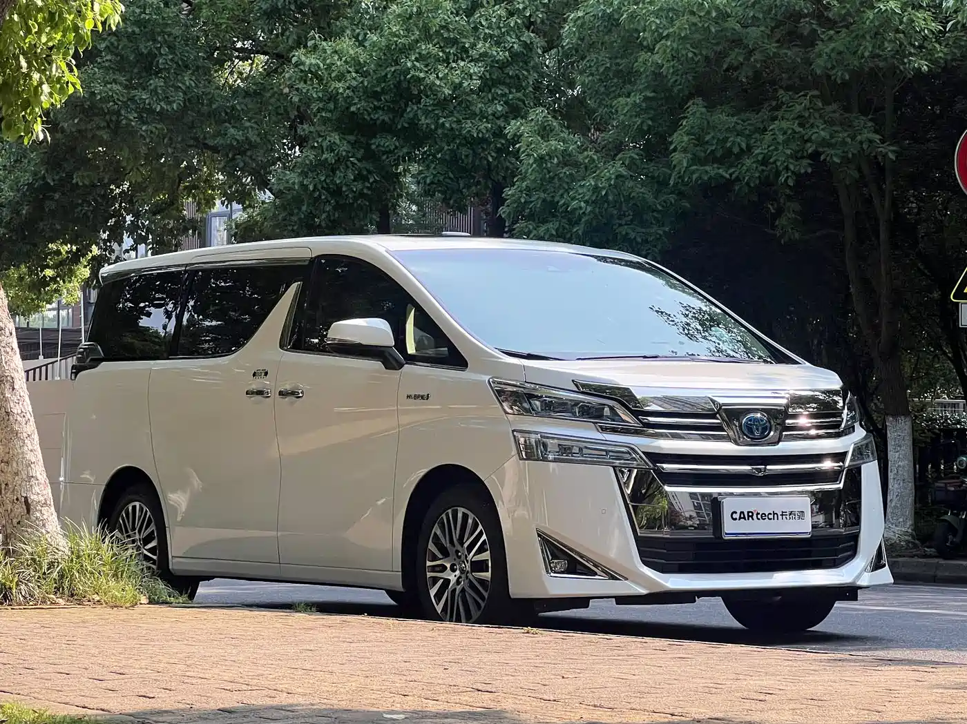 Toyota Vellfire 2019 Hybrid 2.5L HV Premium Edition фото 3