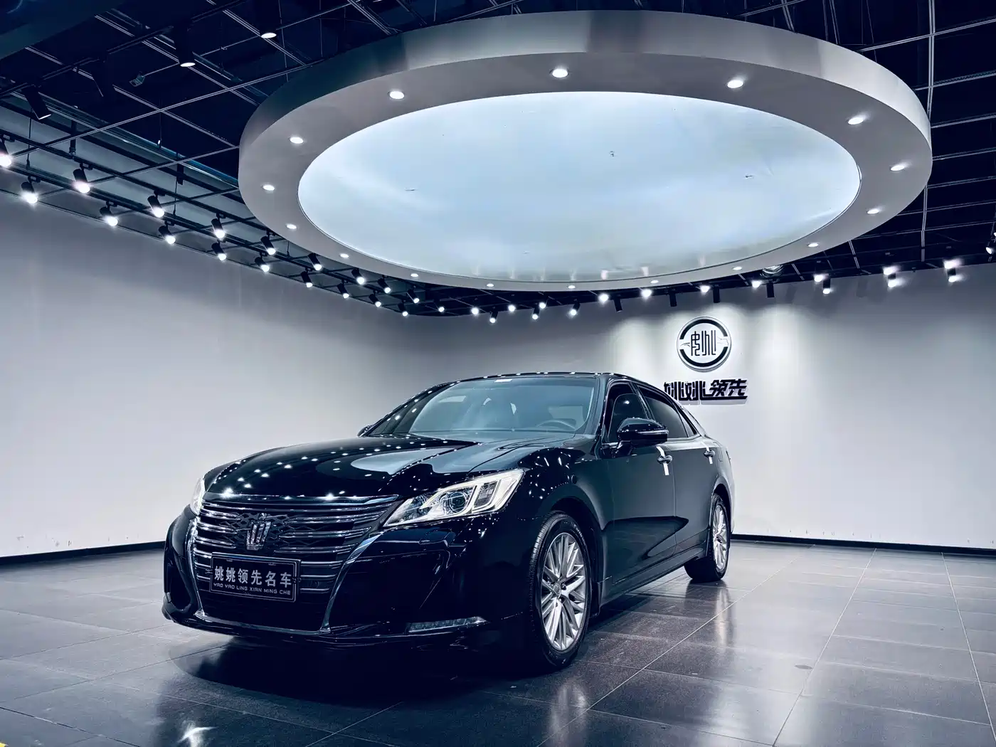 Фото 1 - Toyota Crown