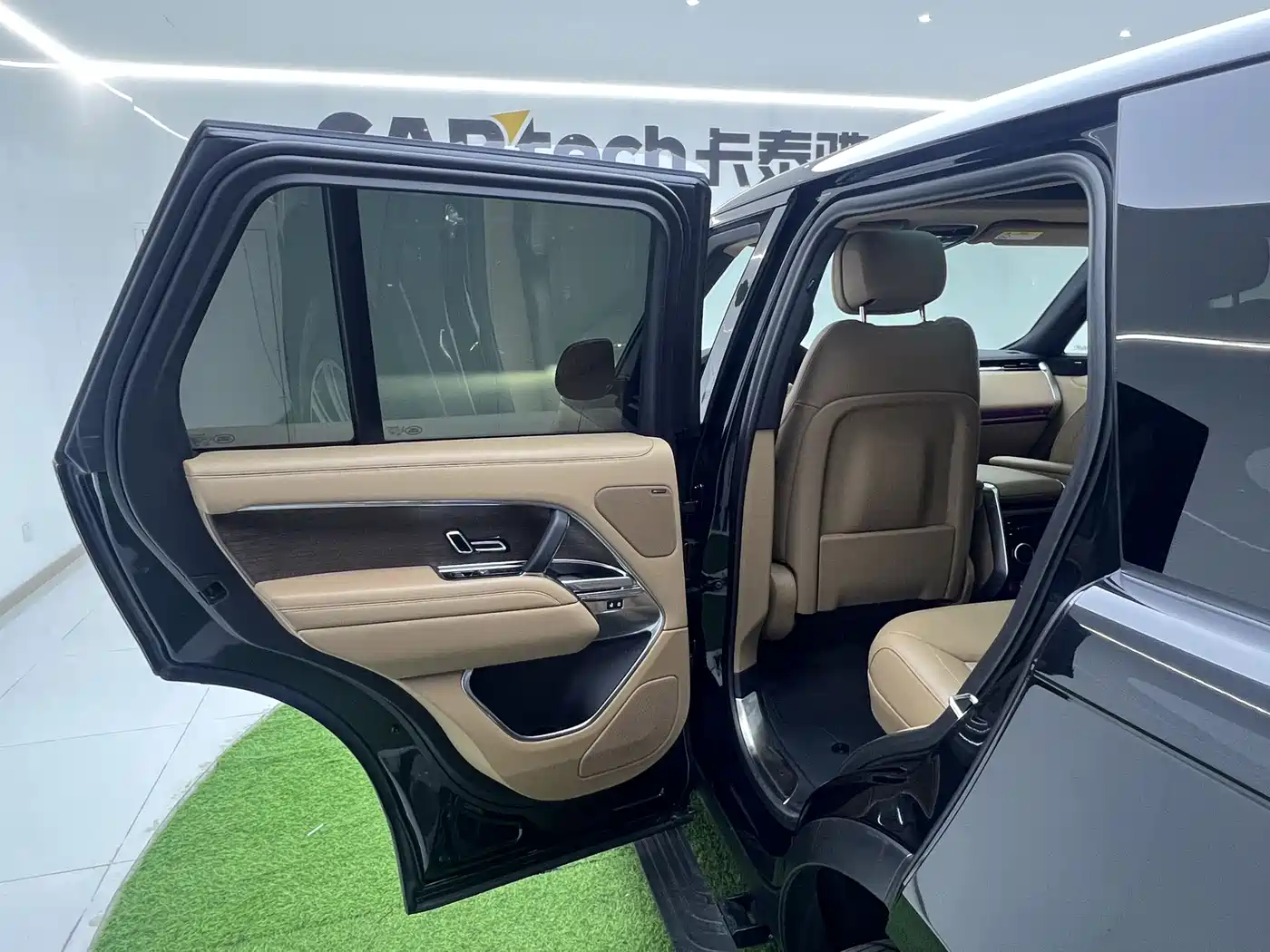 Land Rover Range Rover 2024 3.0 L6 360PS Golden Age Edition фото 22