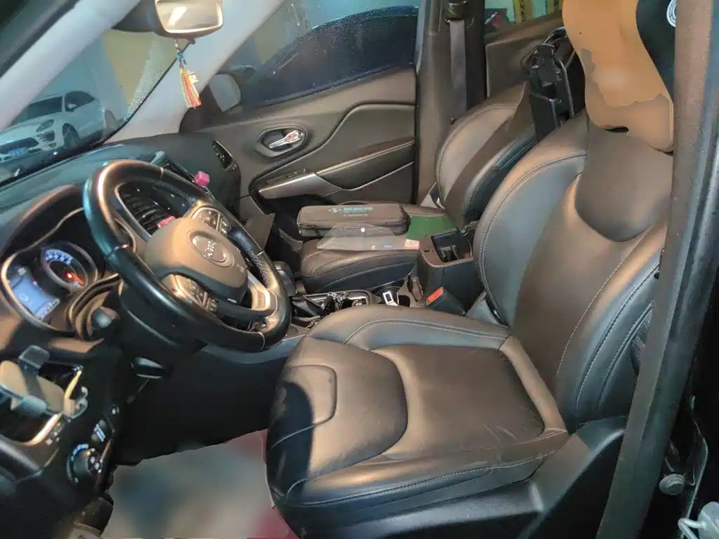 Photo 11 - Jeep Cherokee