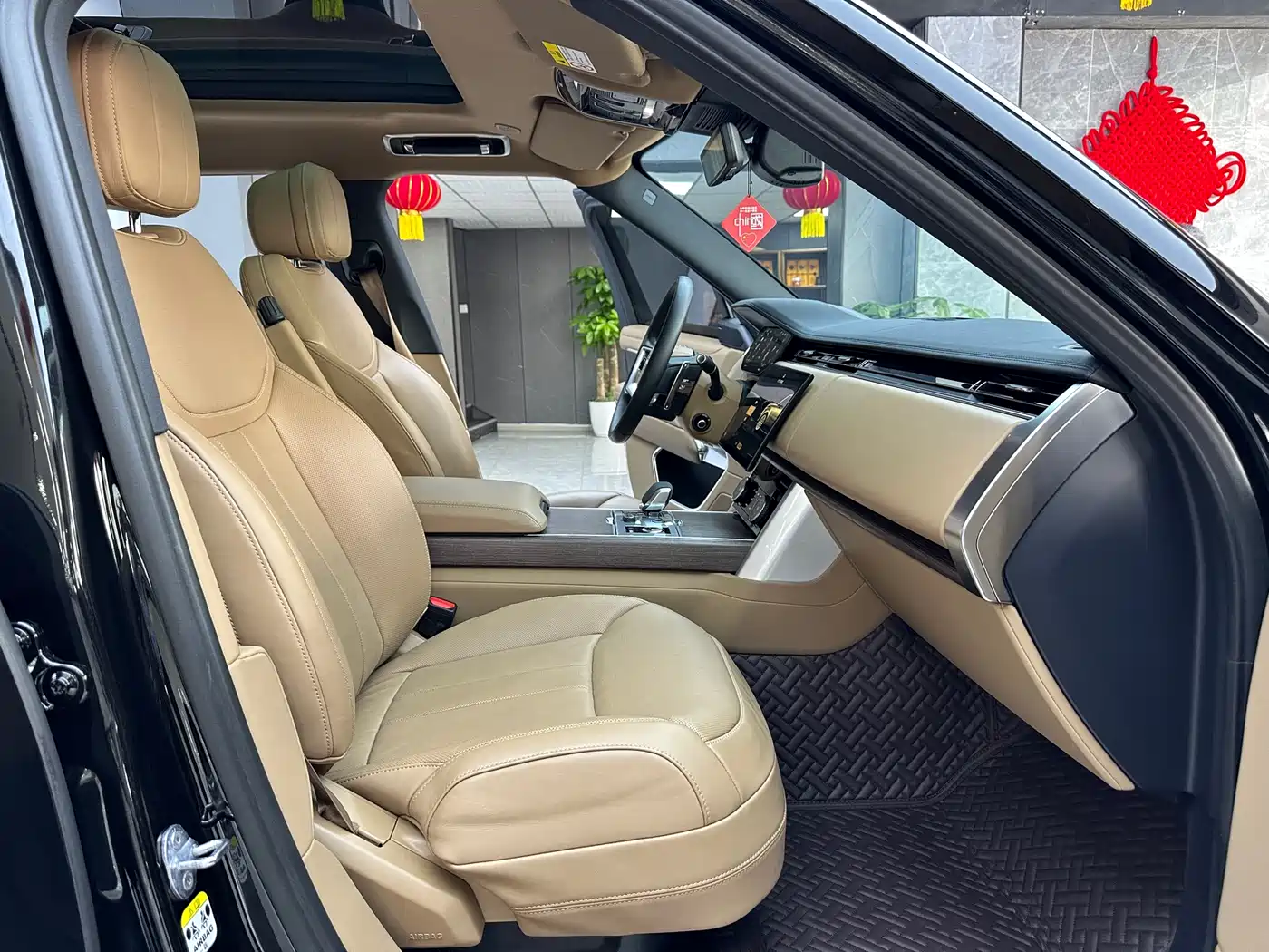 Land Rover Range Rover 2023 3.0 L6 400PS Golden Age 7-Seater Long Wheelbase фото 6
