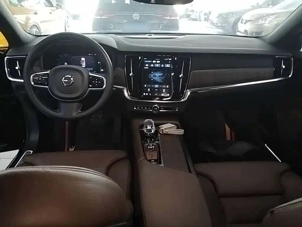 Фото 10 - Volvo S90