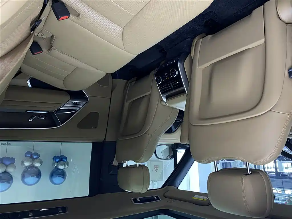 Land Rover Range Rover 2024 3.0 L6 400PS Golden Age Extended 7-Seater фото 6