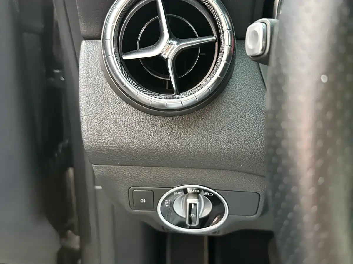 Mercedes-Benz CLA (Import) 2017 Facelift CLA 200 Style фото 12