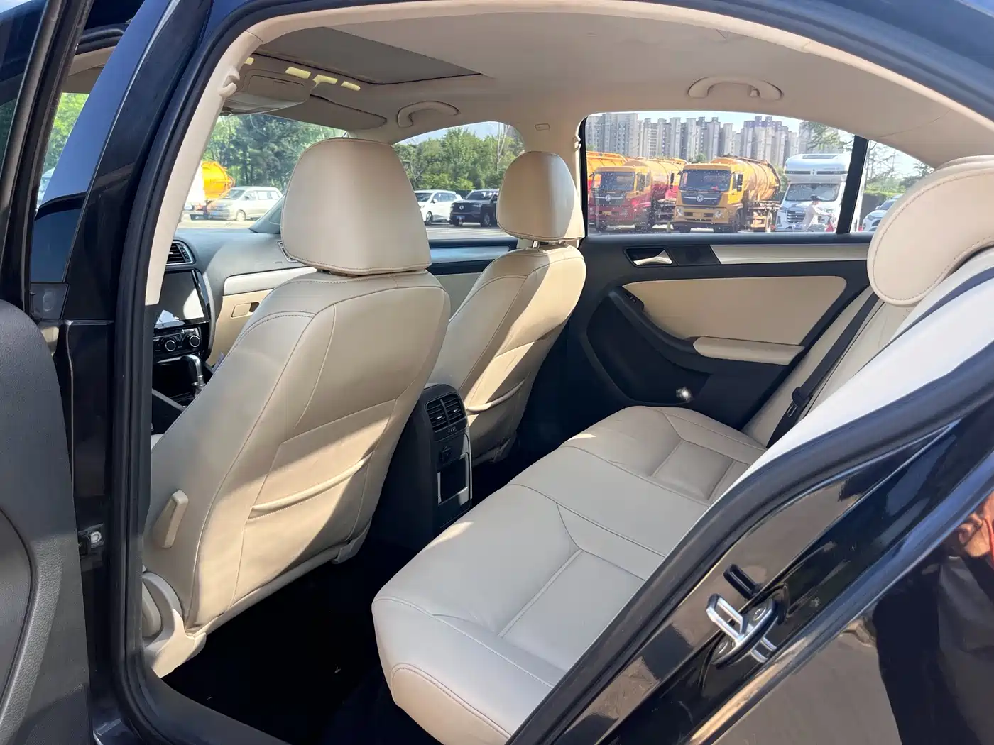 Volkswagen Sagitar 2014 1.6L Automatic Comfort фото 6