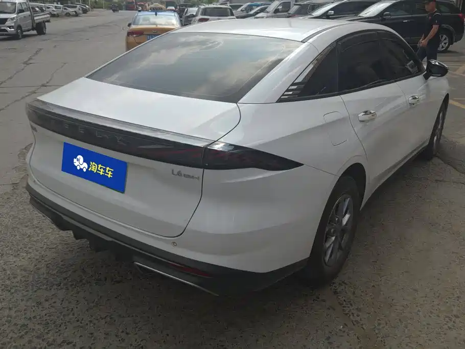 Geely Galaxy Galaxy L6 2025 2025 EM-i 60km Voyage Edition