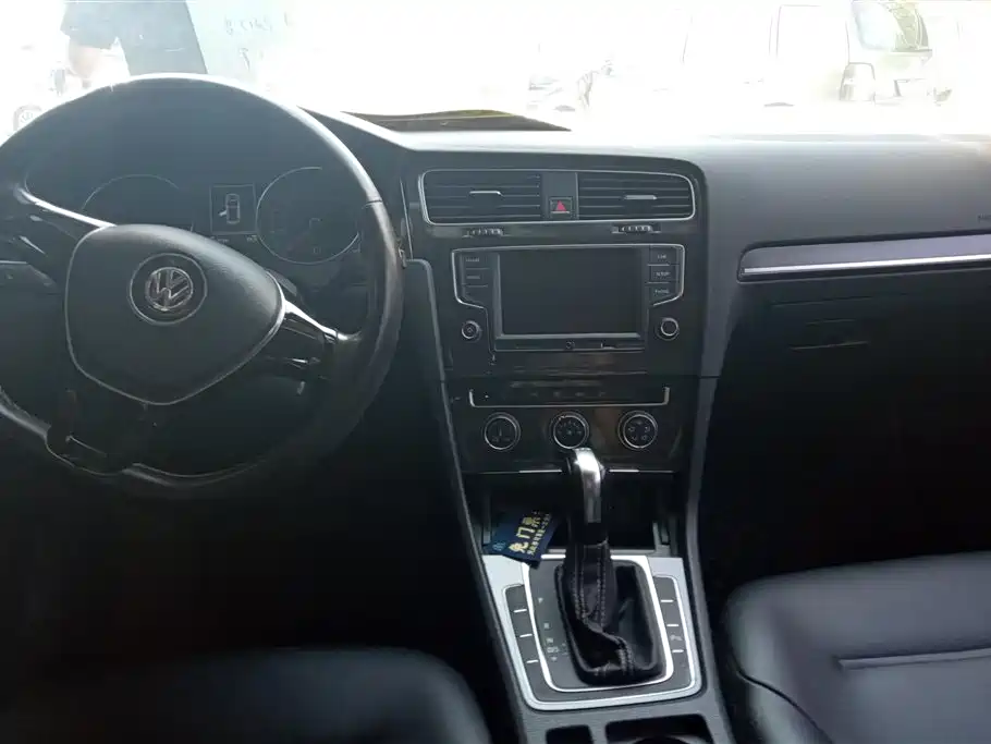 Volkswagen Golf 2017 230TSI Auto Comfort Millionth Anniversary Edition фото 12
