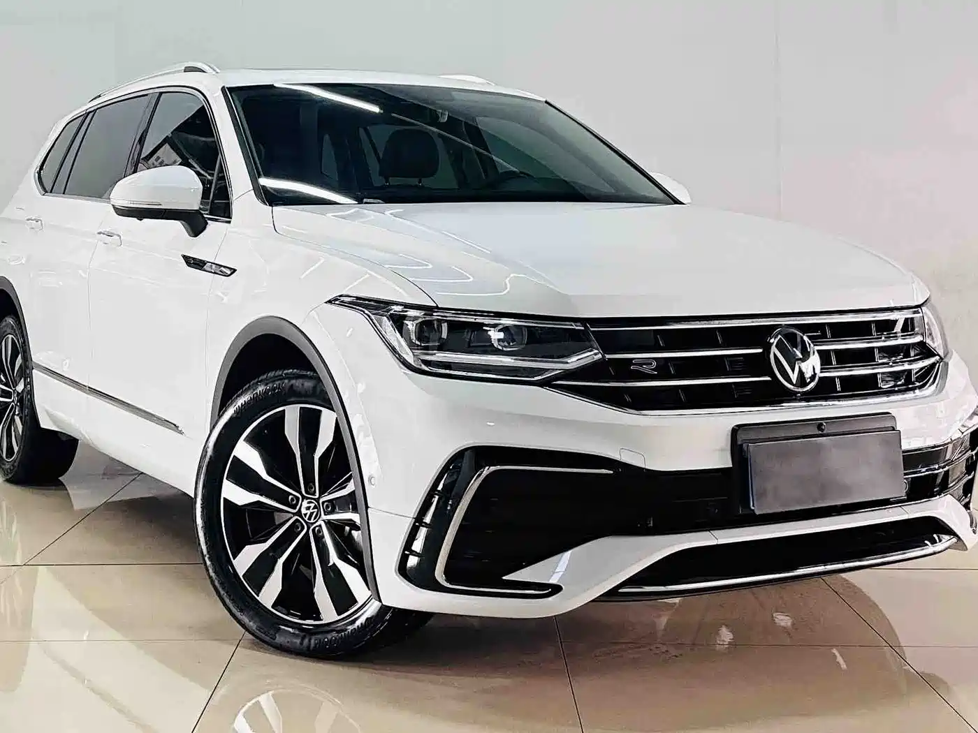 Volkswagen Tiguan L 2024 330TSI Automatic 2WD R-Line Premium Enjoyment Edition фото 3