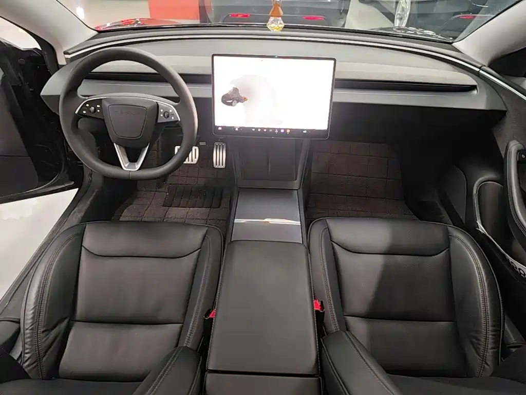 Фото 10 - Tesla Model 3