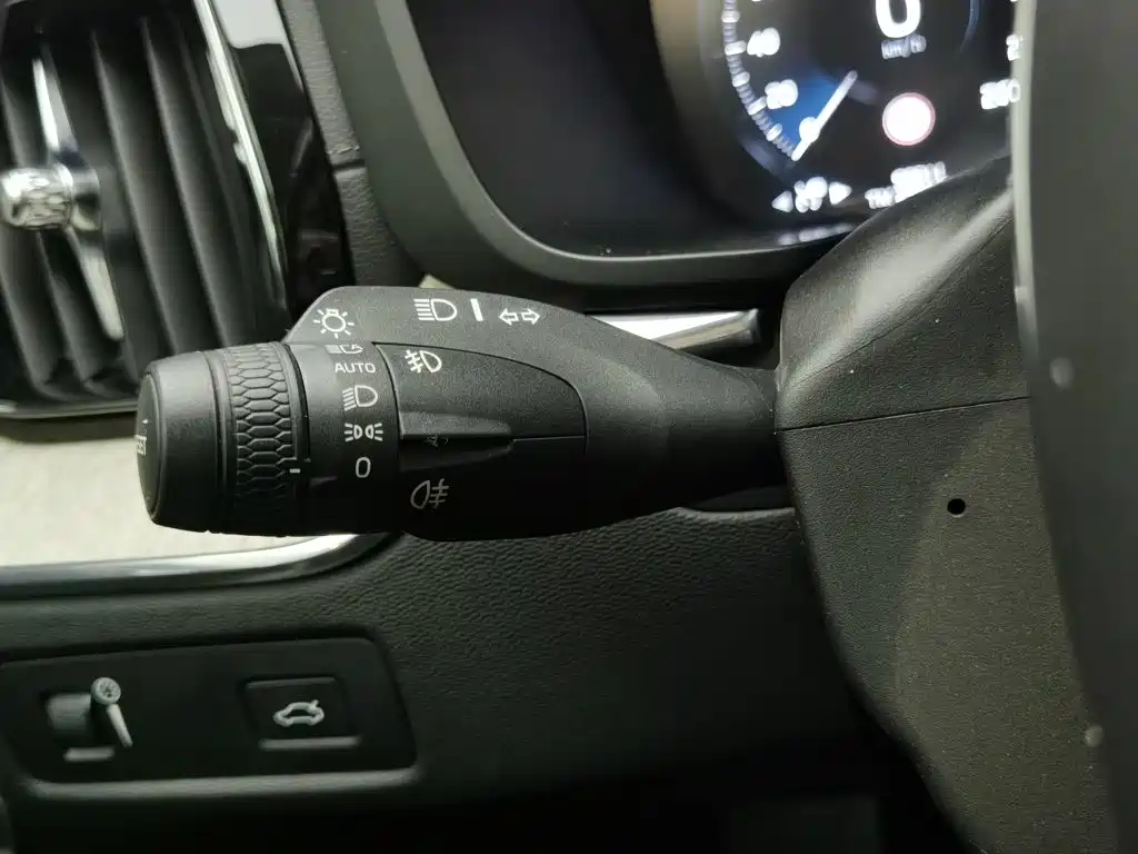 Фото 21 - Volvo XC60