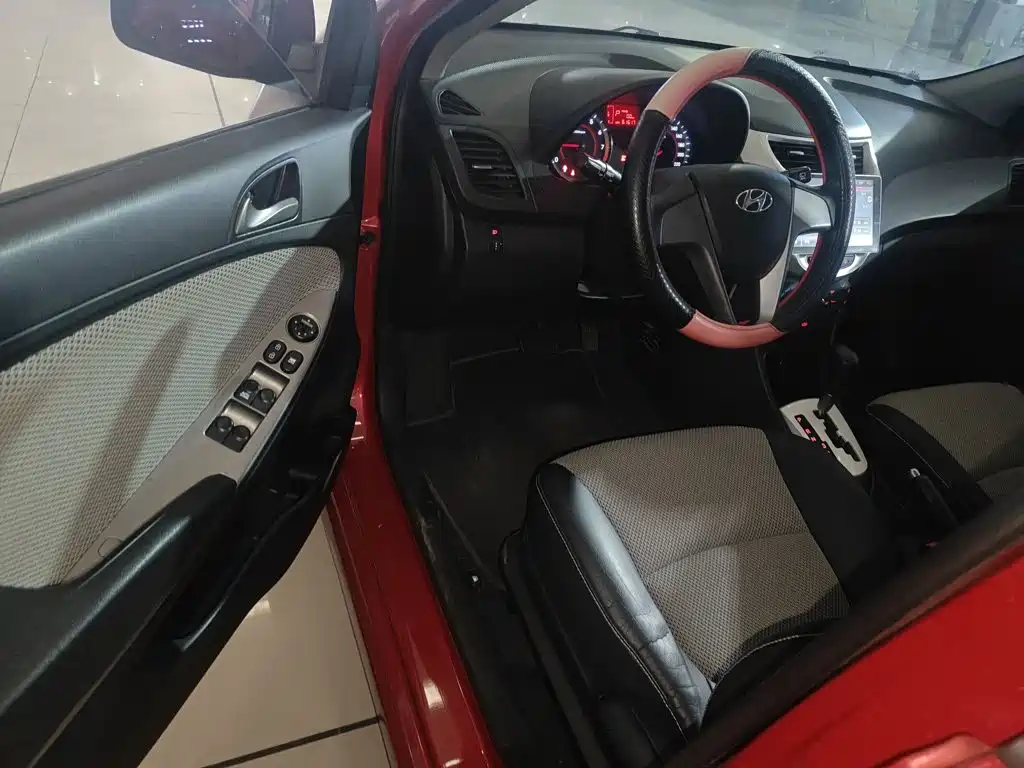 Photo 12 - Hyundai Reina