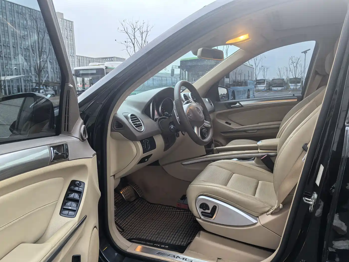 Mercedes-Benz M-Class AMG 2011 AMG ML 63 фото 2