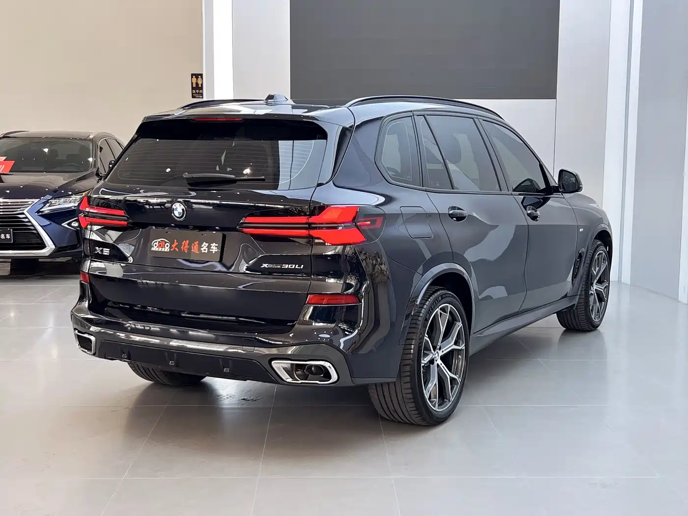 BMW X5 2025 Model xDrive 30Li Exclusive M Sport Blackout Package фото 16