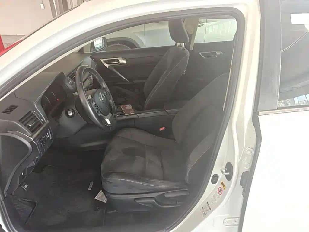 Photo 15 - Lexus CT