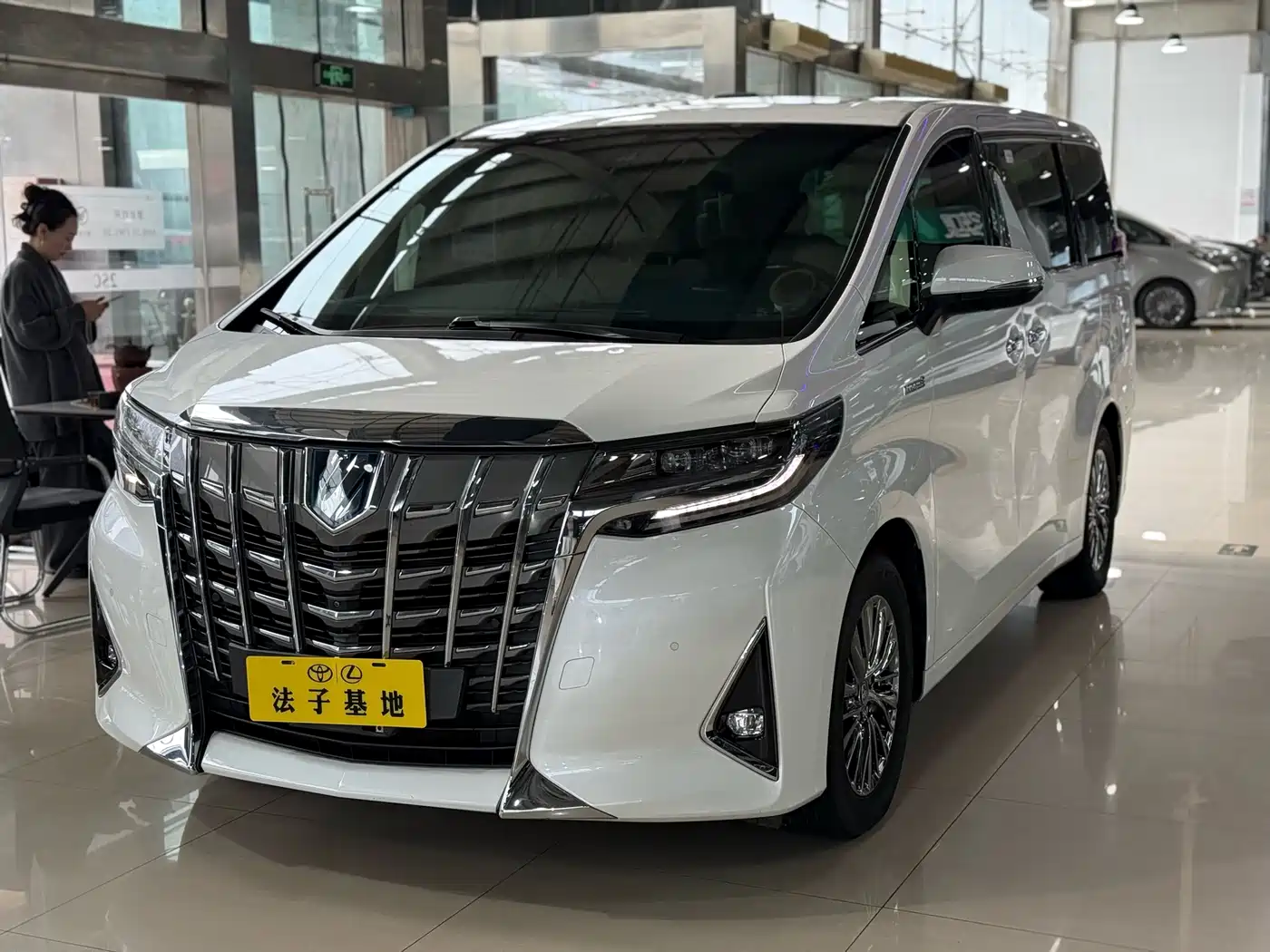 Toyota Alphard 2021 Hybrid 2.5L Premium фото 4