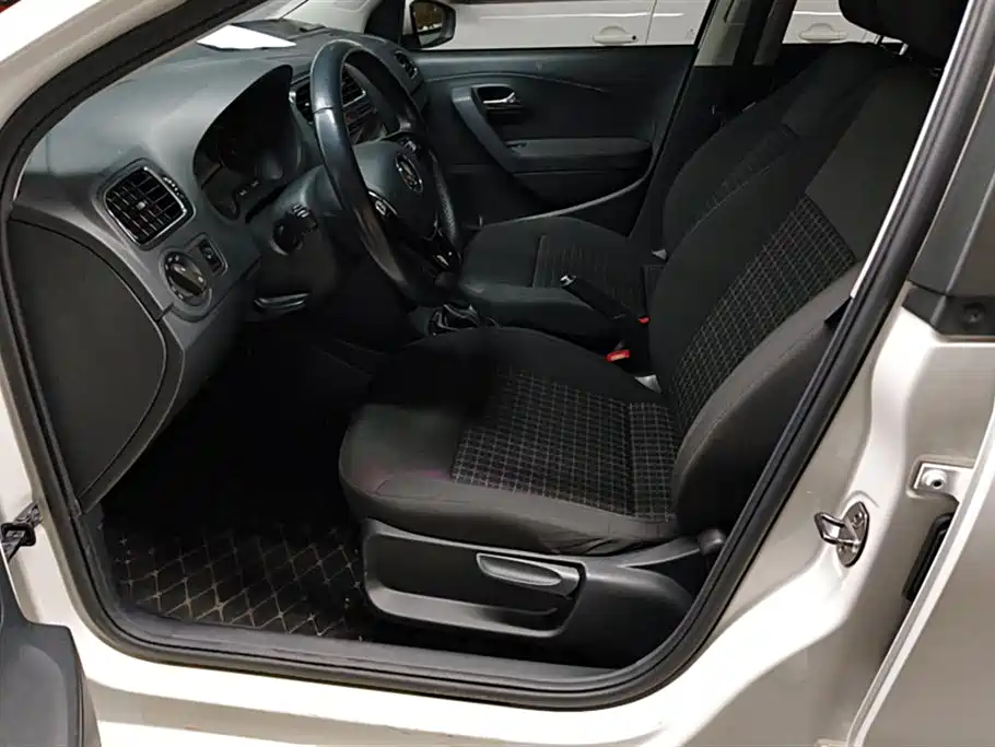 Volkswagen Polo 2016 1.6L Automatic Comfort фото 9
