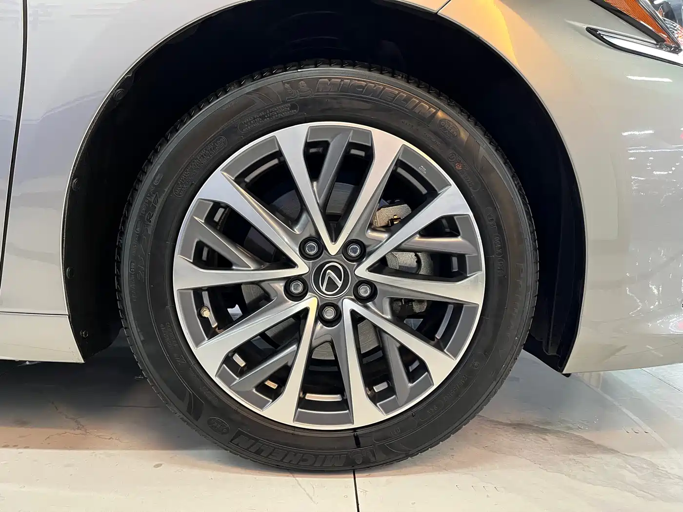 Lexus ES 2023 200 Excellence Edition фото 7