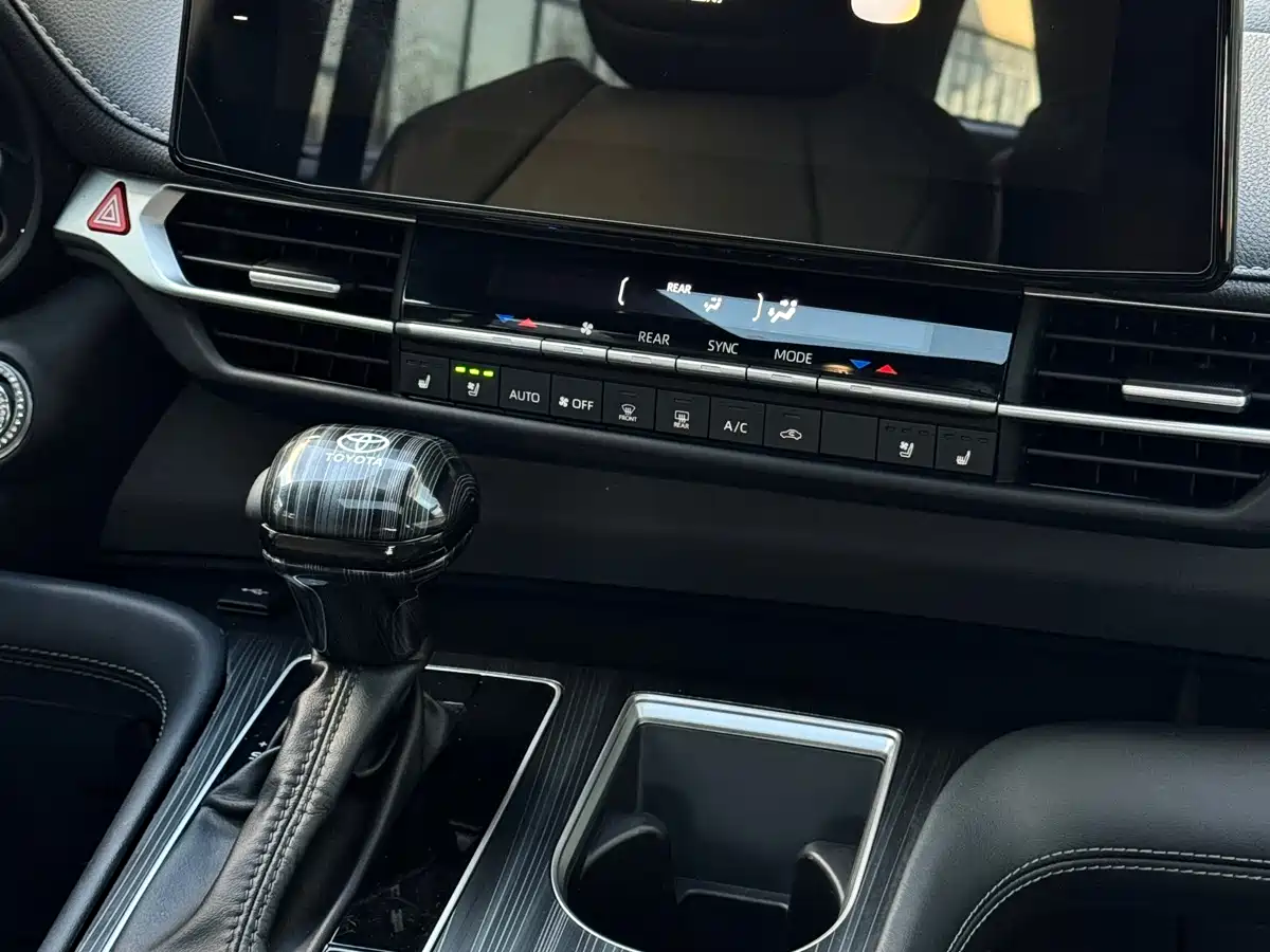 Toyota Sienna 2024 2.5L Hybrid Premium Edition фото 6