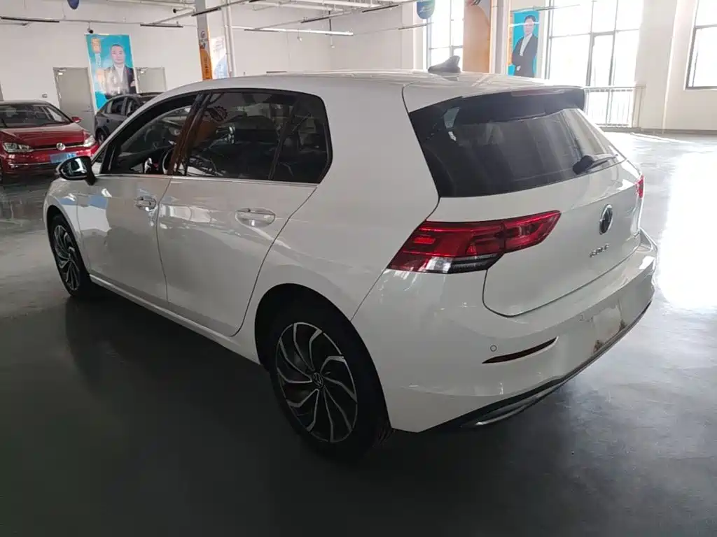 Photo 5 - Volkswagen Golf