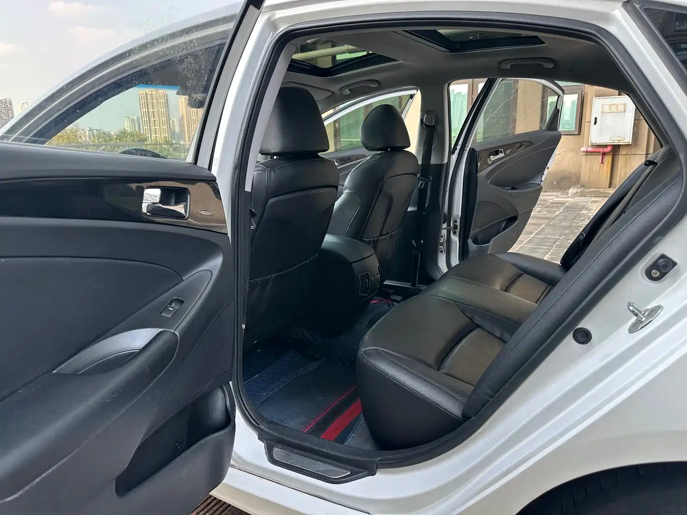 Hyundai Sonata 2014 2.0L Automatic Luxury фото 9