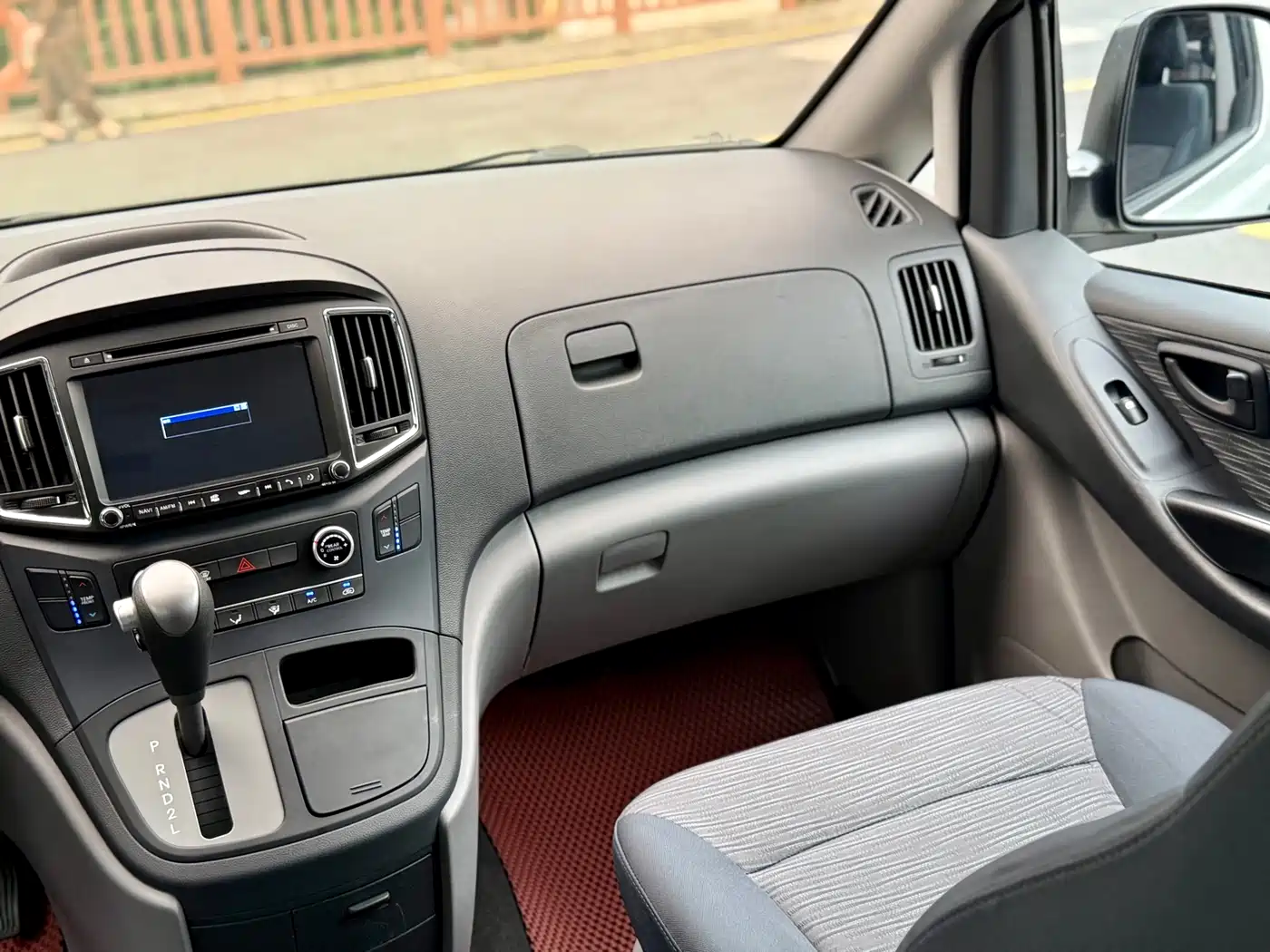 Hyundai H-1 Grand Starex 2011 2.4L Comfort Edition фото 20