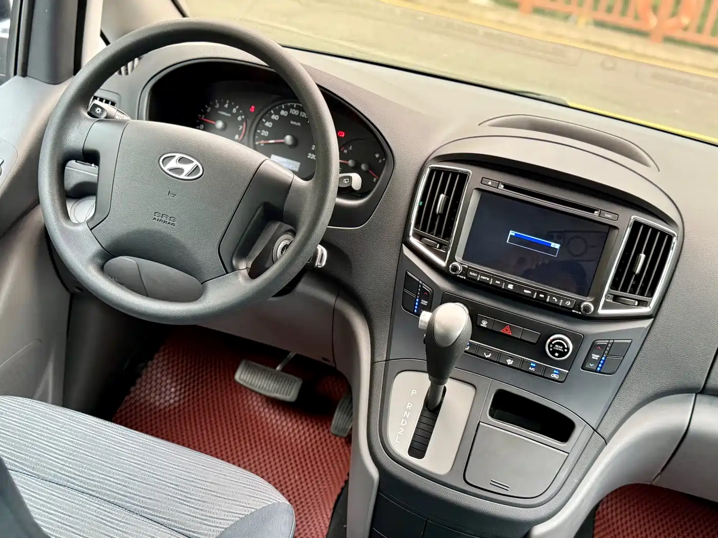 Hyundai H-1 Grand Starex 2011 2.4L Comfort Edition фото 21