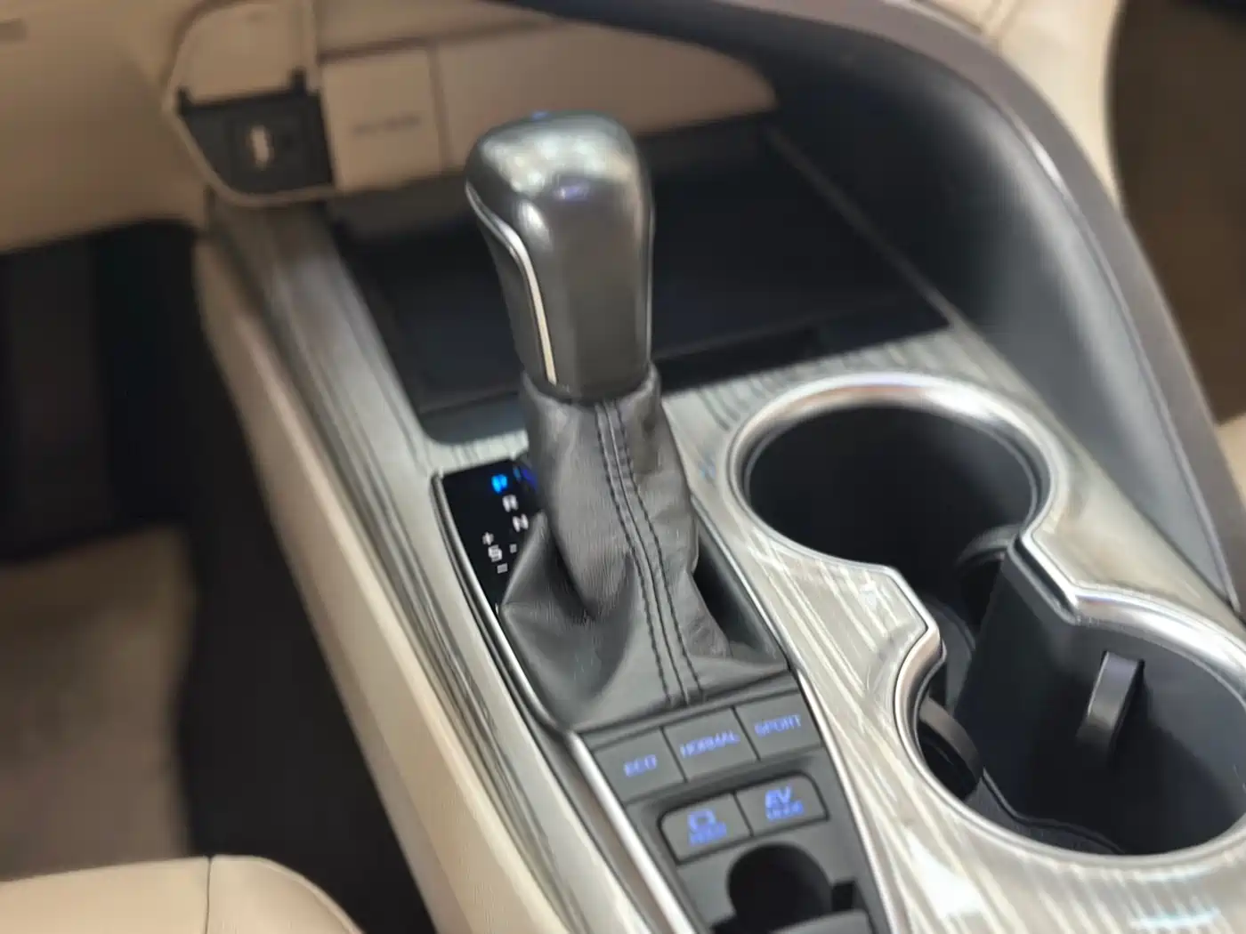 Toyota Camry 2018 Hybrid 2.5HG Luxury Edition фото 16